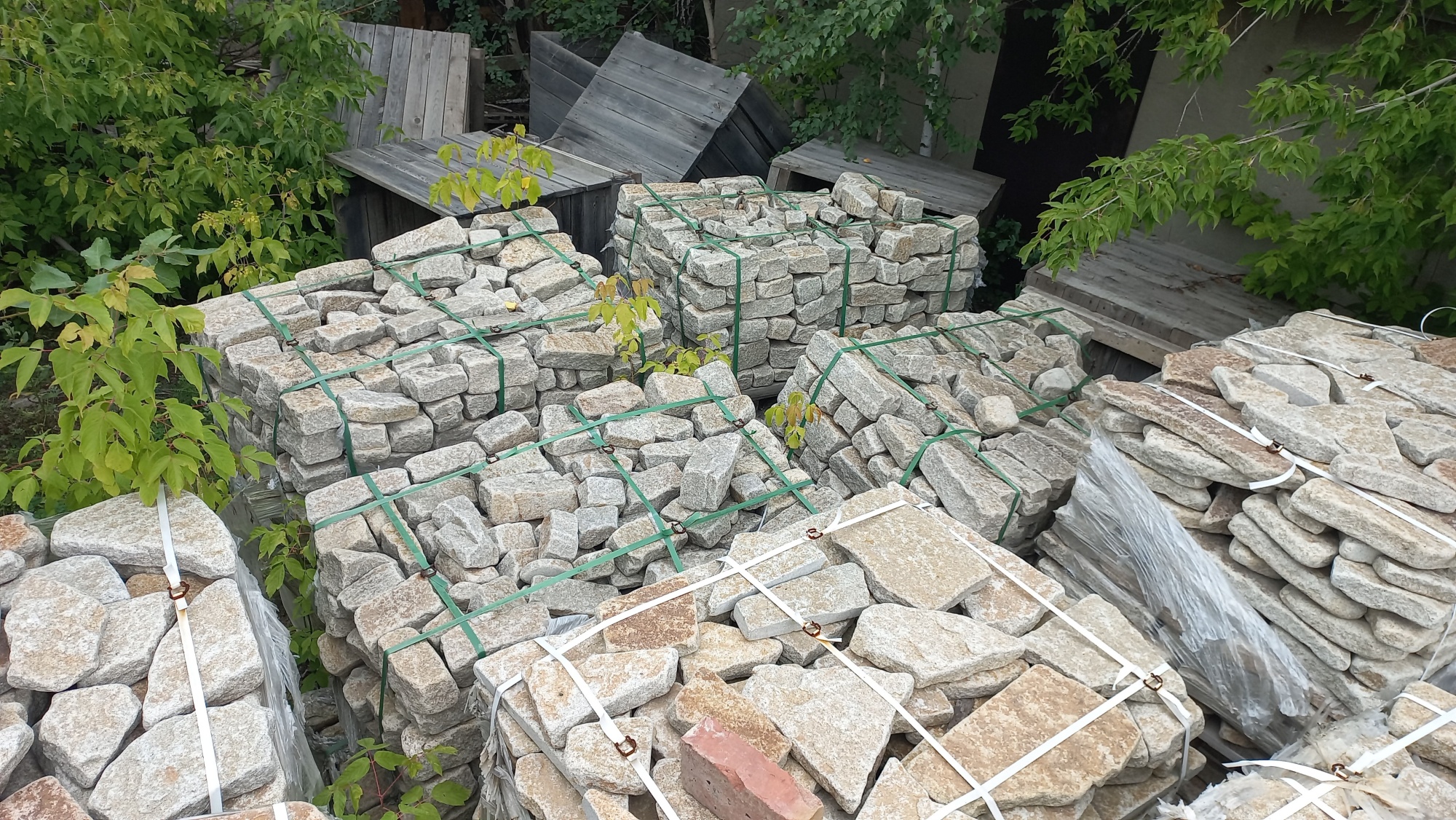 Плитняк галтованный гранитный для ландшафтного дизайна купить в Республике Тыва