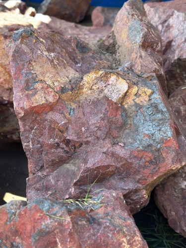 Камни для ландшафтного дизайна красно-фиолетовые 10-60 килограмм купить в Республике Тыва