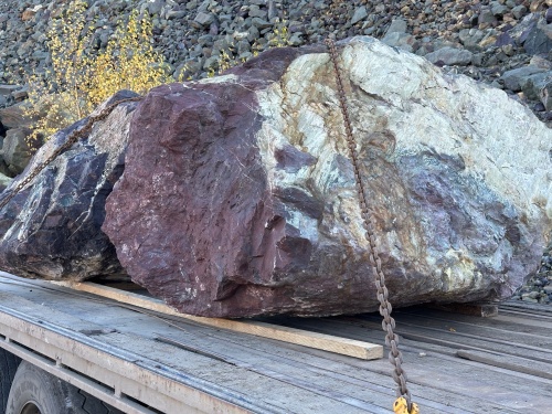 Огромные красно-фиолетовые валуны для ландшафтного дизайна весом более 5 тонн купить в Республике Тыва