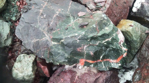 Гигантские зелёные валуны для ландшафтного дизайна весом более 5 тонн купить в Республике Тыва