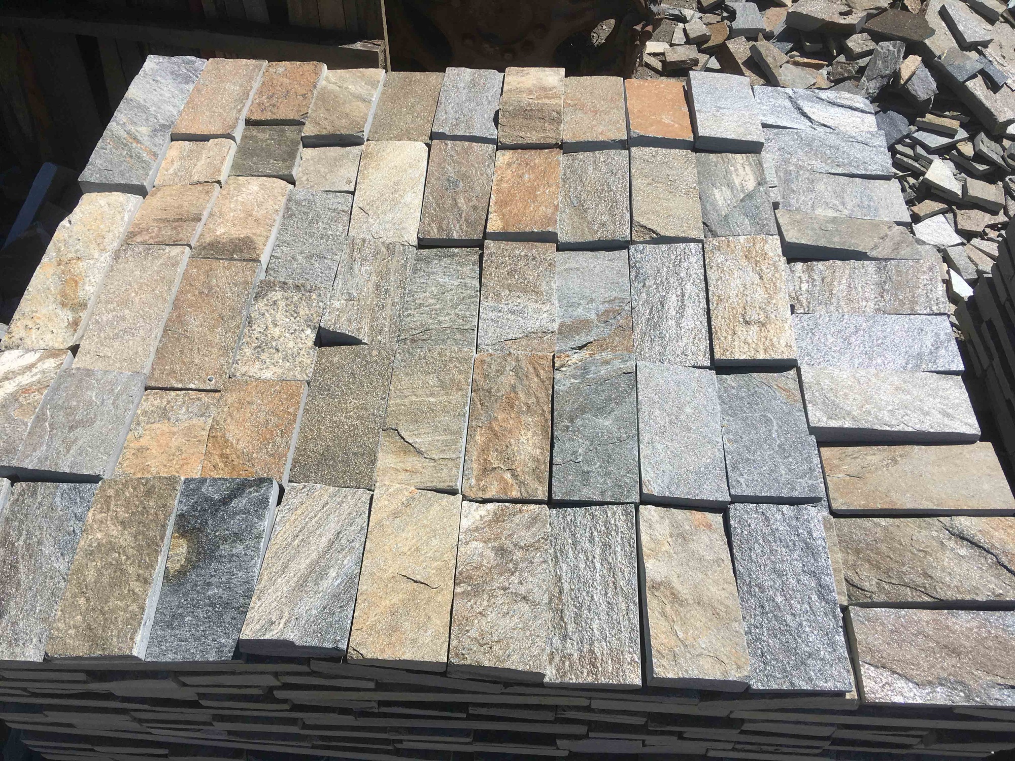 Плитка пилёная златолит Уральский для цоколя, отмостки купить в Республике Тыва