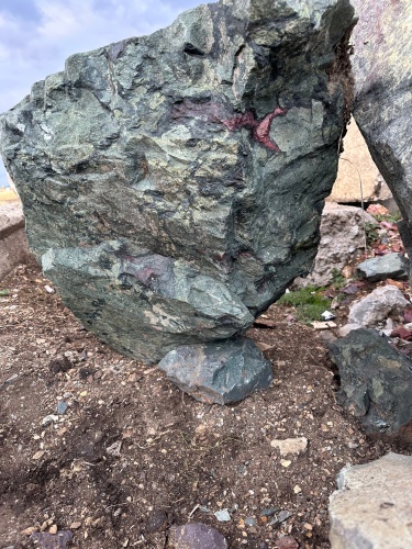 Гигантские зелёные валуны для ландшафтного дизайна весом более 5 тонн купить в Республике Тыва