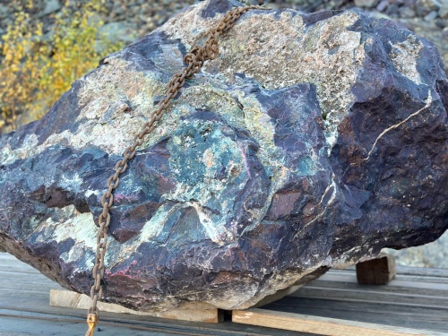 Огромные красно-фиолетовые валуны для ландшафтного дизайна весом более 5 тонн купить в Республике Тыва