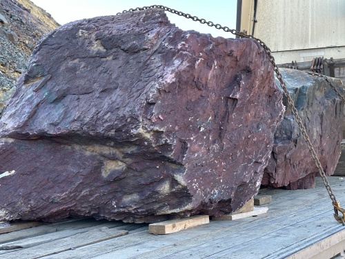 Огромные красно-фиолетовые валуны для ландшафтного дизайна весом более 5 тонн купить в Республике Тыва