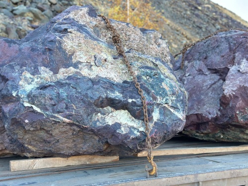 Огромные красно-фиолетовые валуны для ландшафтного дизайна весом более 5 тонн купить в Республике Тыва