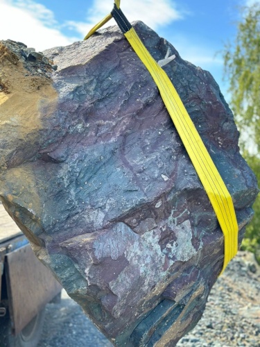 Валуны ландшафтные красно-фиолетовые